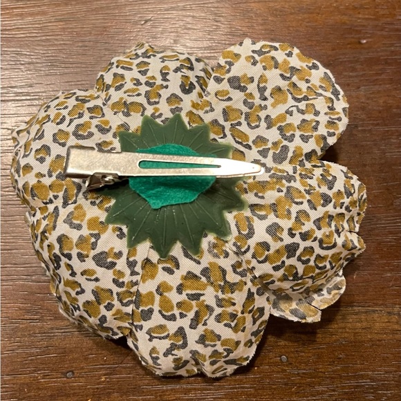 leopard flower hair clip - Picture 2 of 2